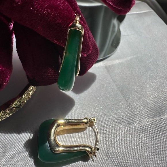 Trendy Green Resin Gold Hoop Earrings – Geometric Statement Jewelry - Picture 3 of 7